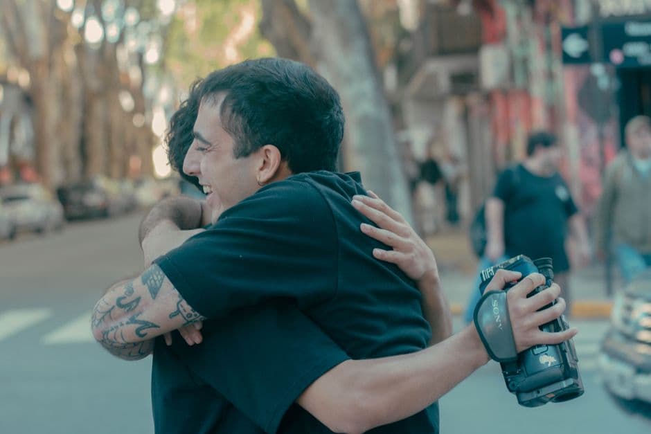 Reencuentro alegre en una calle animada de Argentina, en el chat de Salsipuedes