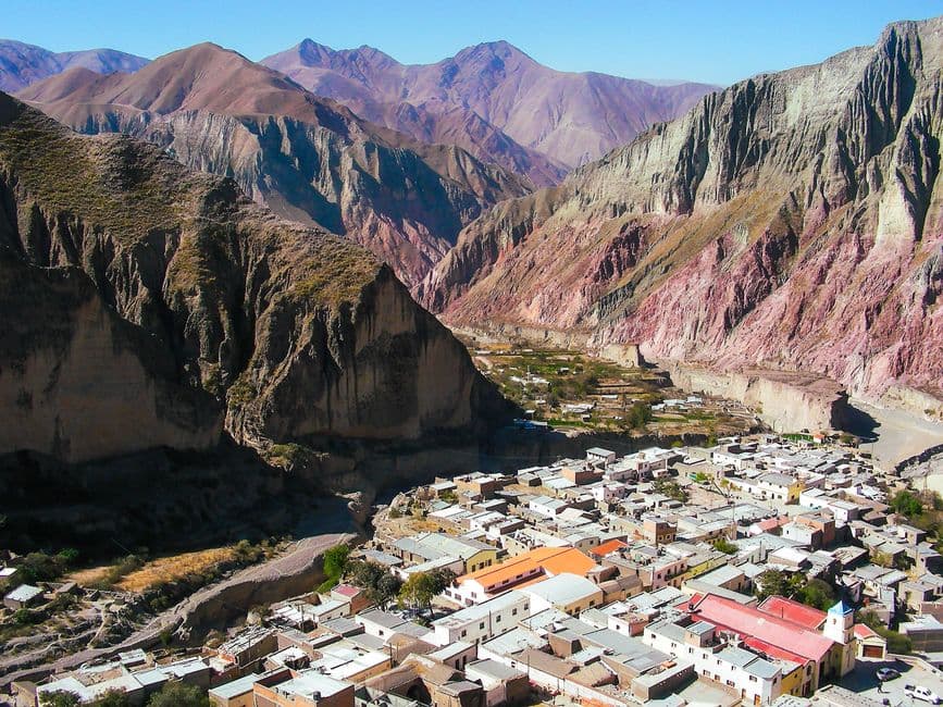 Vista aérea de un pueblo junto a las montañas, en el chat de Humahuaca