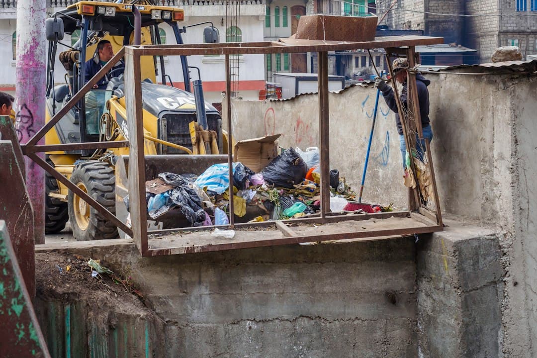 Bolsas de basura en el suelo, en el chat de Zunil