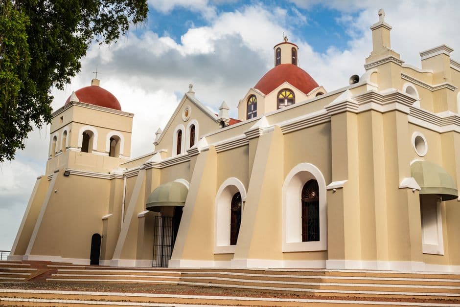 Iglesia histórica en lo alto de un cerro, en el chat de Esquipulas