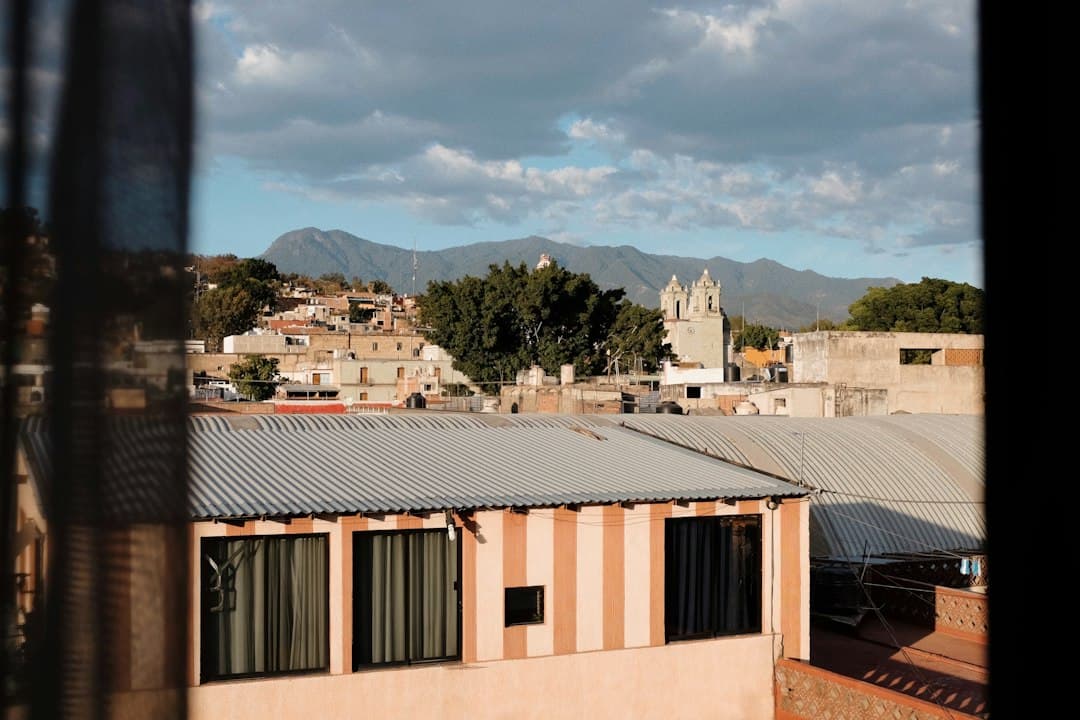 Vista de una ciudad con montañas a lo lejos, en el chat de Cosolapa