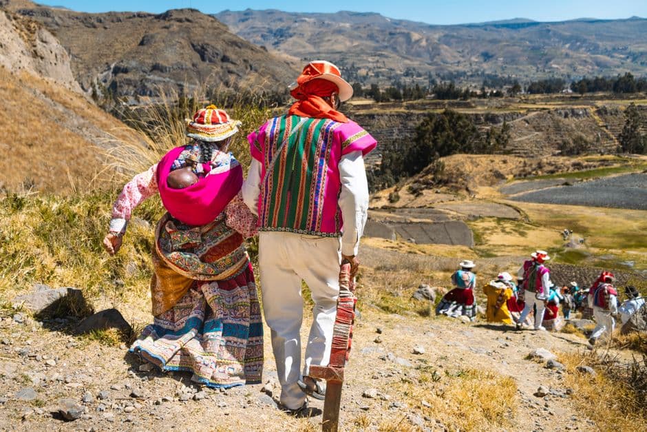 Familia andina de Perú con ropa tradicional, en el chat de Asillo