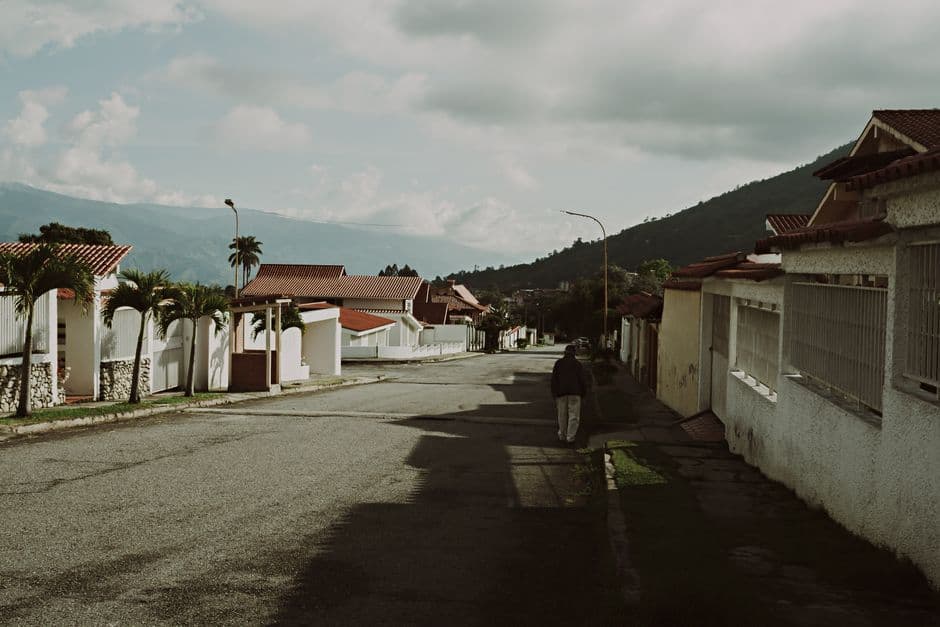 Casas blancas junto a una carretera con palmeras, en la sala de chat de Carora