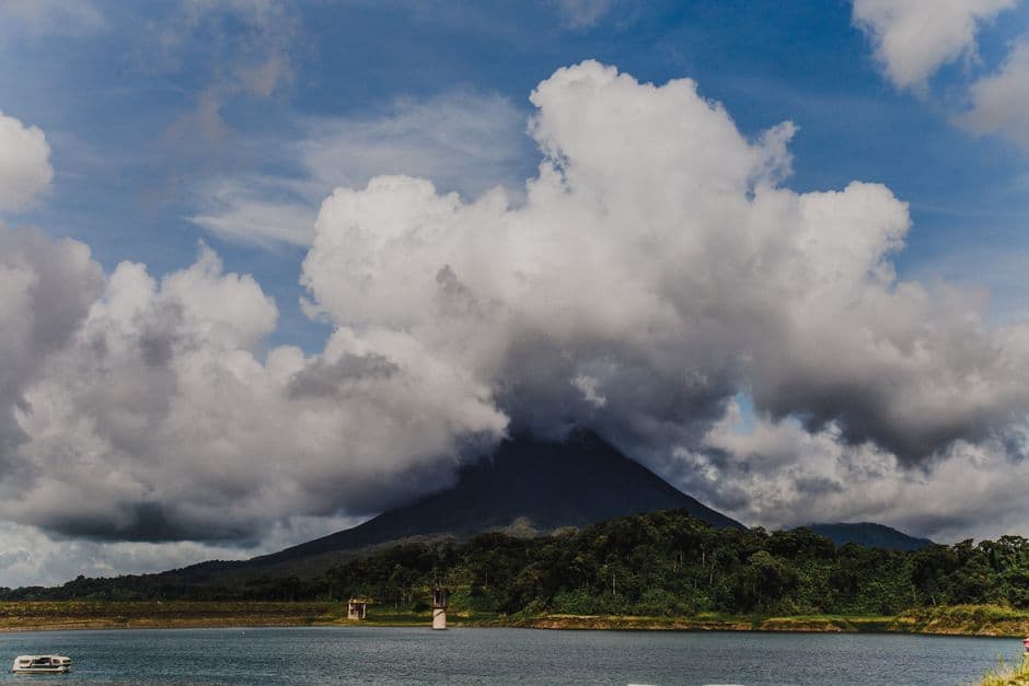 Nubes blancas sobre la cima de un volcán, en el chat de Bagaces