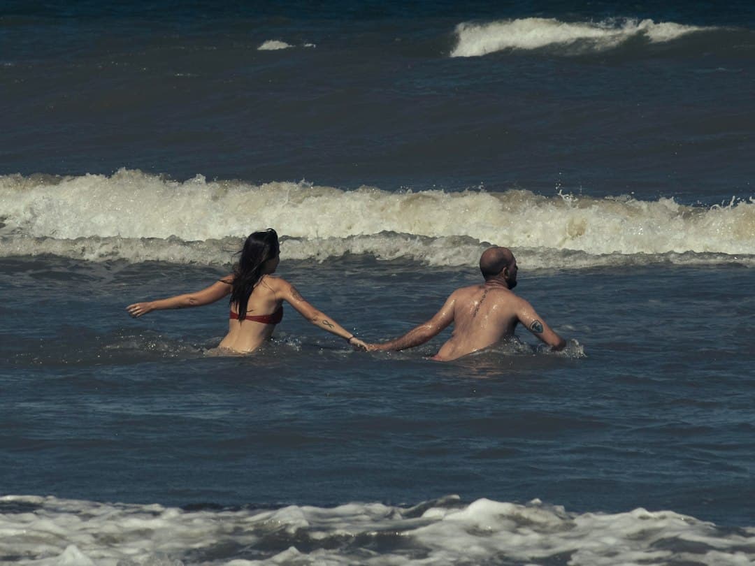 Un hombre y una mujer dentro del agua durante el día, en el chat de La Lucila