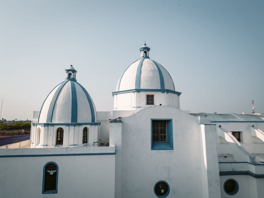 Fachada de un edificio de estilo colonial, en el chat de Tlaltetela