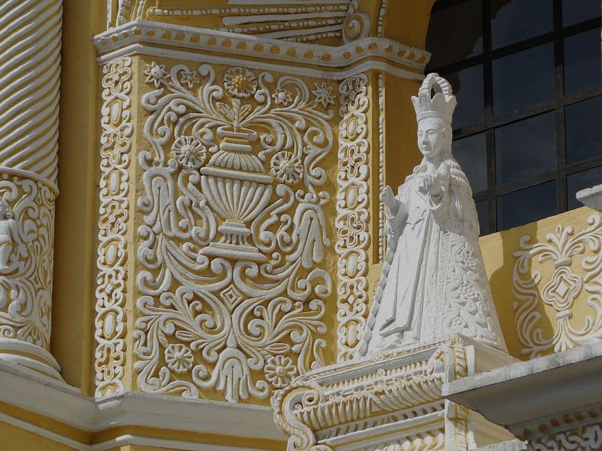 Una estatua religiosa blanca en una iglesia de Guatemala, en el chat de San Bartolomé Jocotenango