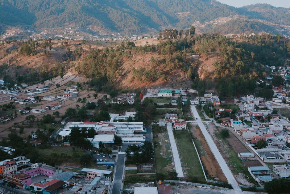 Vista aérea de los edificios y árboles de un pueblo, en el chat de San Jacinto Amilpas
