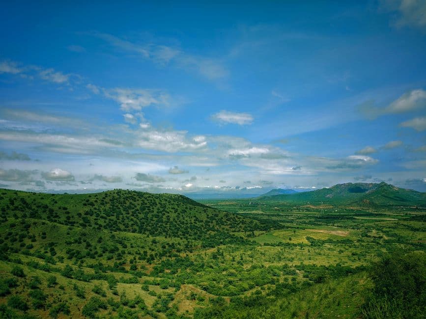 Montañas verdes bajo un cielo azul, en el chat de Güémez