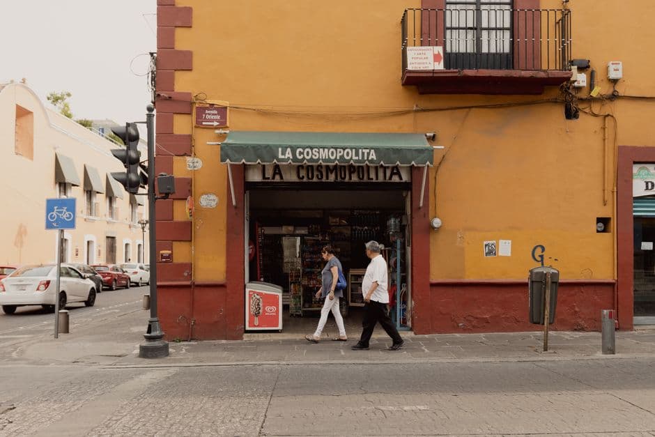 Gente caminando por una calle del centro, en el chat de Cosío