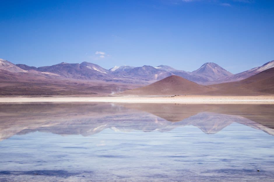 Montañas pardas bajo el cielo azul, en el chat de Caquiaviri