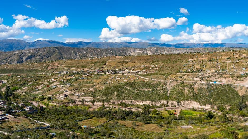 Paisaje de un pueblo de montaña en Bolivia, en el chat de San Andrés
