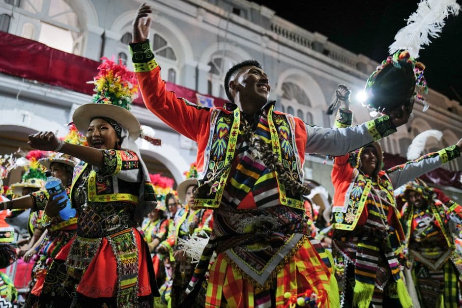 Un baile de carnaval boliviano lleno de color, en el chat de Caraparí