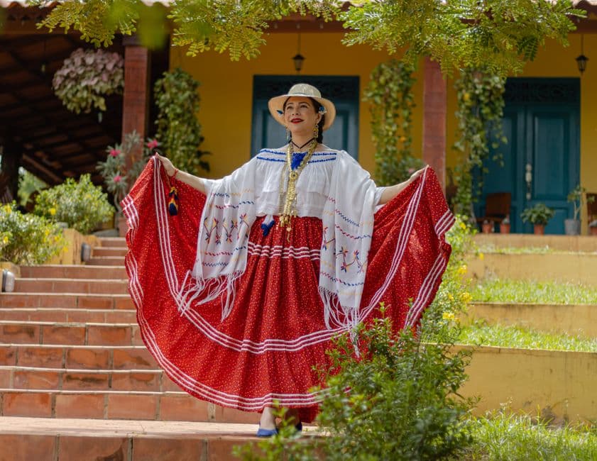 Una mujer posando con un traje típico panameño, en el chat de Ocú