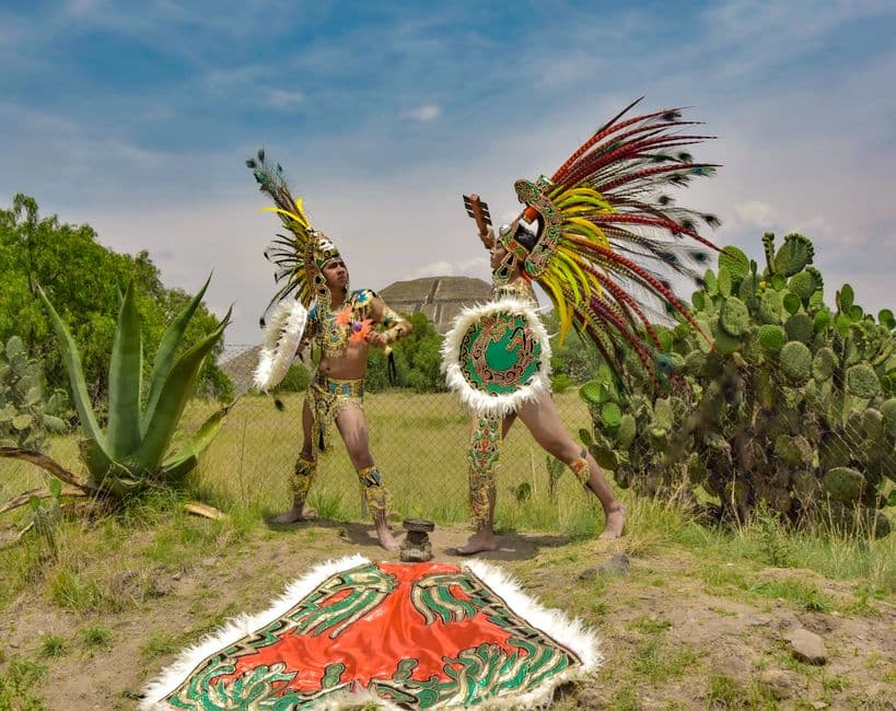 Dos hombres vestidos con disfraces, en el chat de Aquiles Serdán