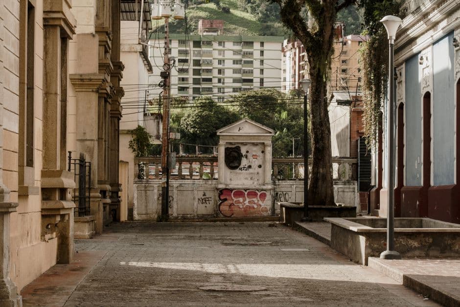 Callejón vacío con paredes de ladrillo y faroles apagados, en el chat de Cabudare