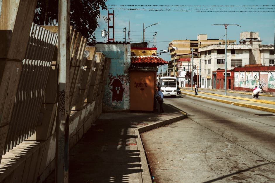 Autobús en una calle, en el chat de Padre Pedro Chién