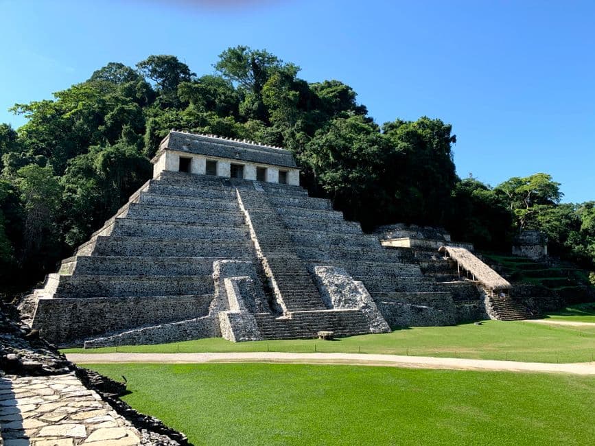 Una pirámide antigua en un parque, en el chat de Sabana Grande de Palenque