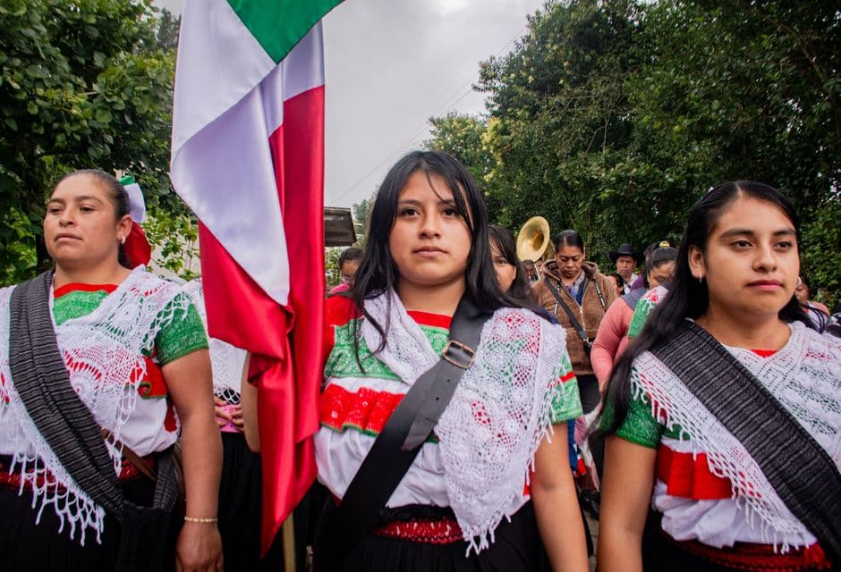 Un desfile mexicano con trajes tradicionales, en el chat de Churumuco