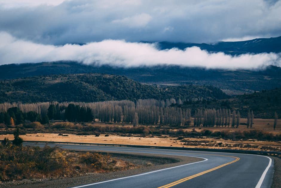 Una carretera entre bosque y colinas cubiertas de niebla, en el chat de San Cristóbal