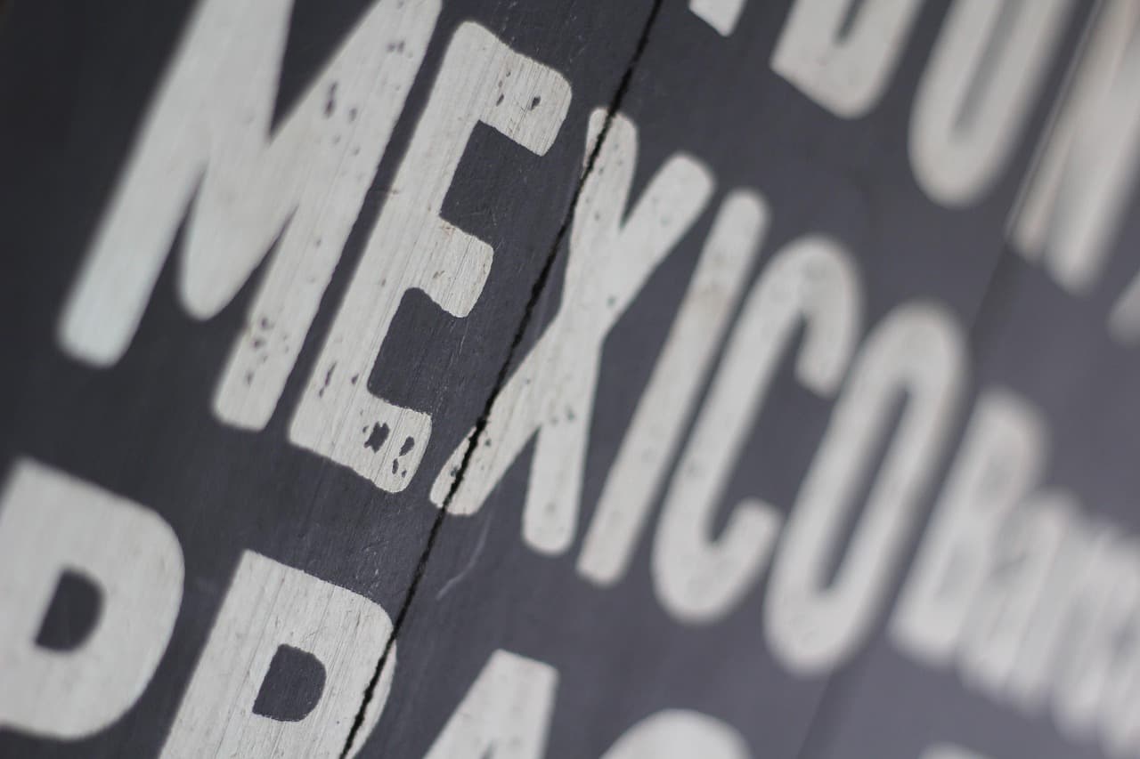 La palabra México escrita en letras de madera, en el chat de Madera