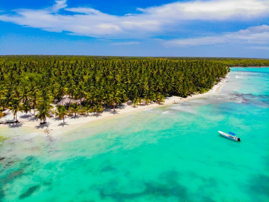 Vista desde lo alto de una playa durante el día, en el chat de Paraíso