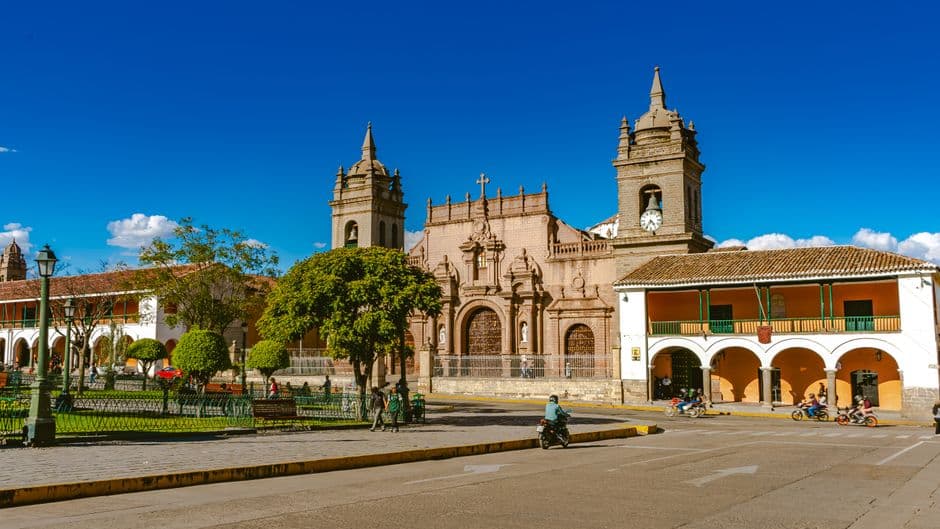 Un edificio colonial en la plaza de una ciudad de Bolivia, en el chat de San Matías