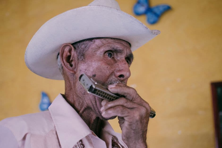 Un hombre mayor tocando música, en el chat de Cantarranas