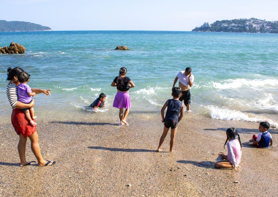 Una familia disfrutando de un día de sol en la playa, en el chat de Tanhuato de Guerrero