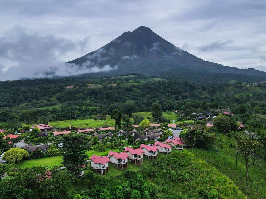 Un pueblo con vistas a un volcán, en el chat de Colima