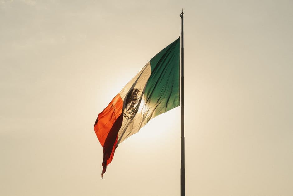 La bandera de México ondeando al atardecer, en el chat de Unión Hidalgo