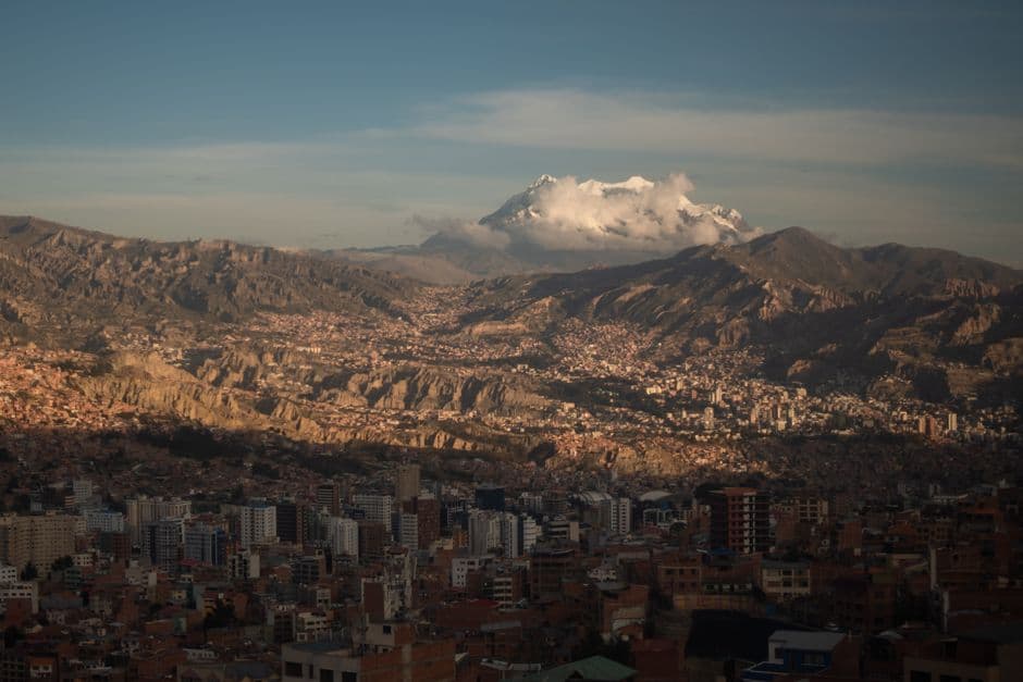Vista panorámica de La Paz y una montaña nevada, en el chat de Calamarca