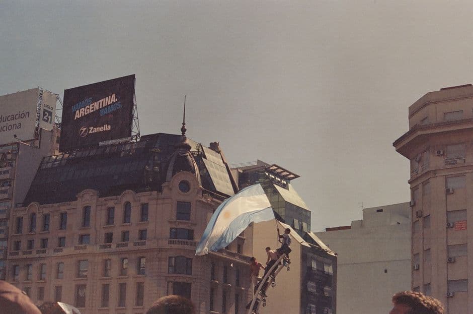 Una bandera en Buenos Aires durante un partido de fútbol, en el chat de Ranelagh
