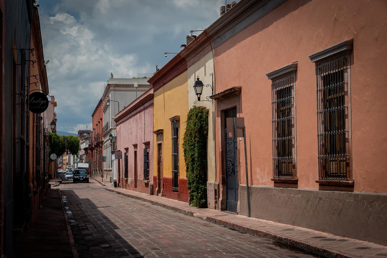 Calle con edificios de ciudad, en el chat de Purépero de Echáiz