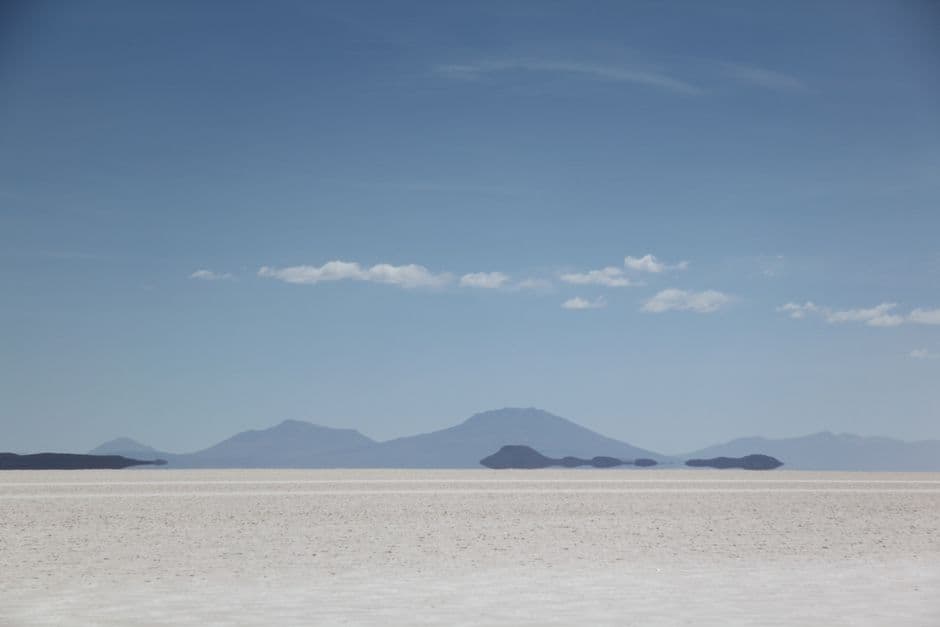 Arena blanca bajo un cielo azul, en el chat de San Miguel de Velasco