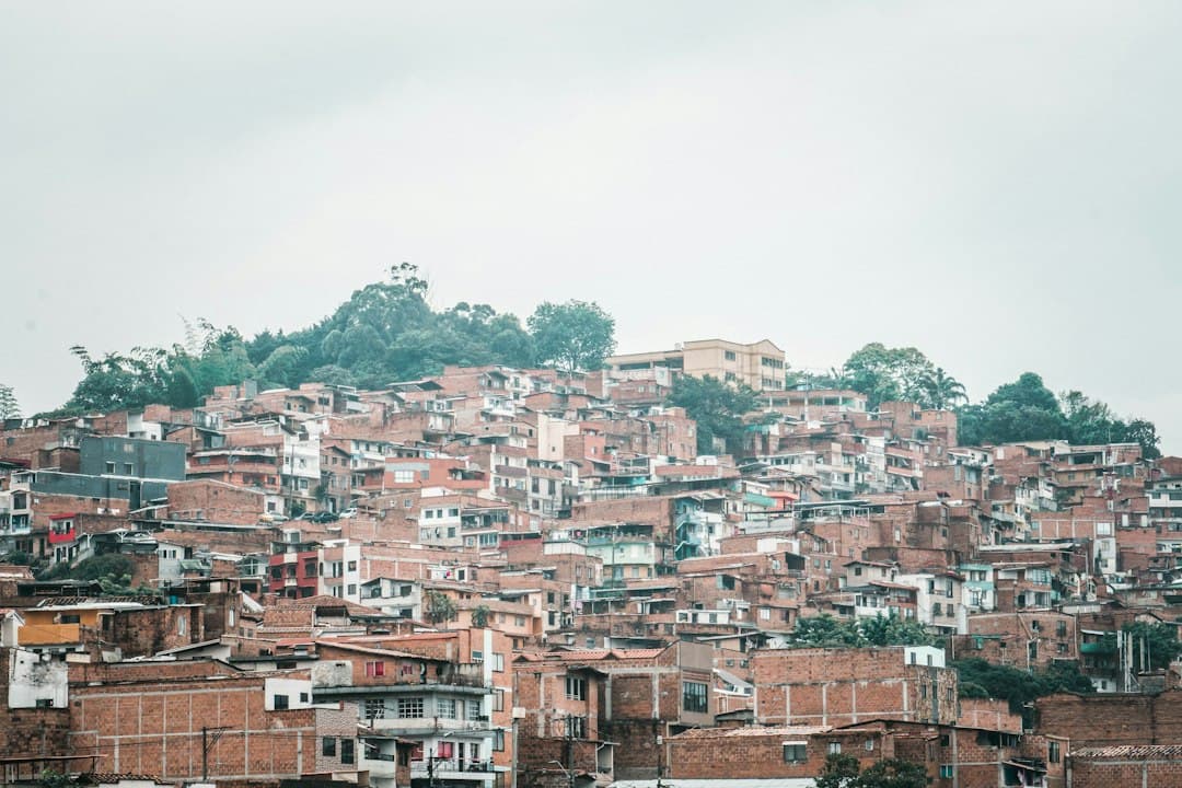 Un gran grupo de edificios en lo alto de una colina, en el chat de Támesis