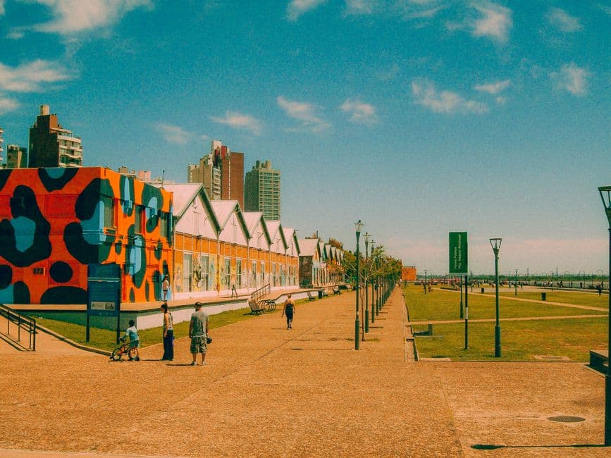 Una calle llena de color en una ciudad de Argentina, en el chat de Santa Teresita