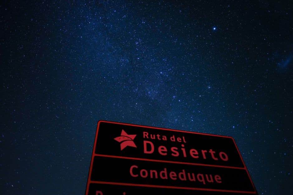 Un cielo nocturno lleno de estrellas sobre un cartel de carretera, en el chat de San Pedro Tapanatepec