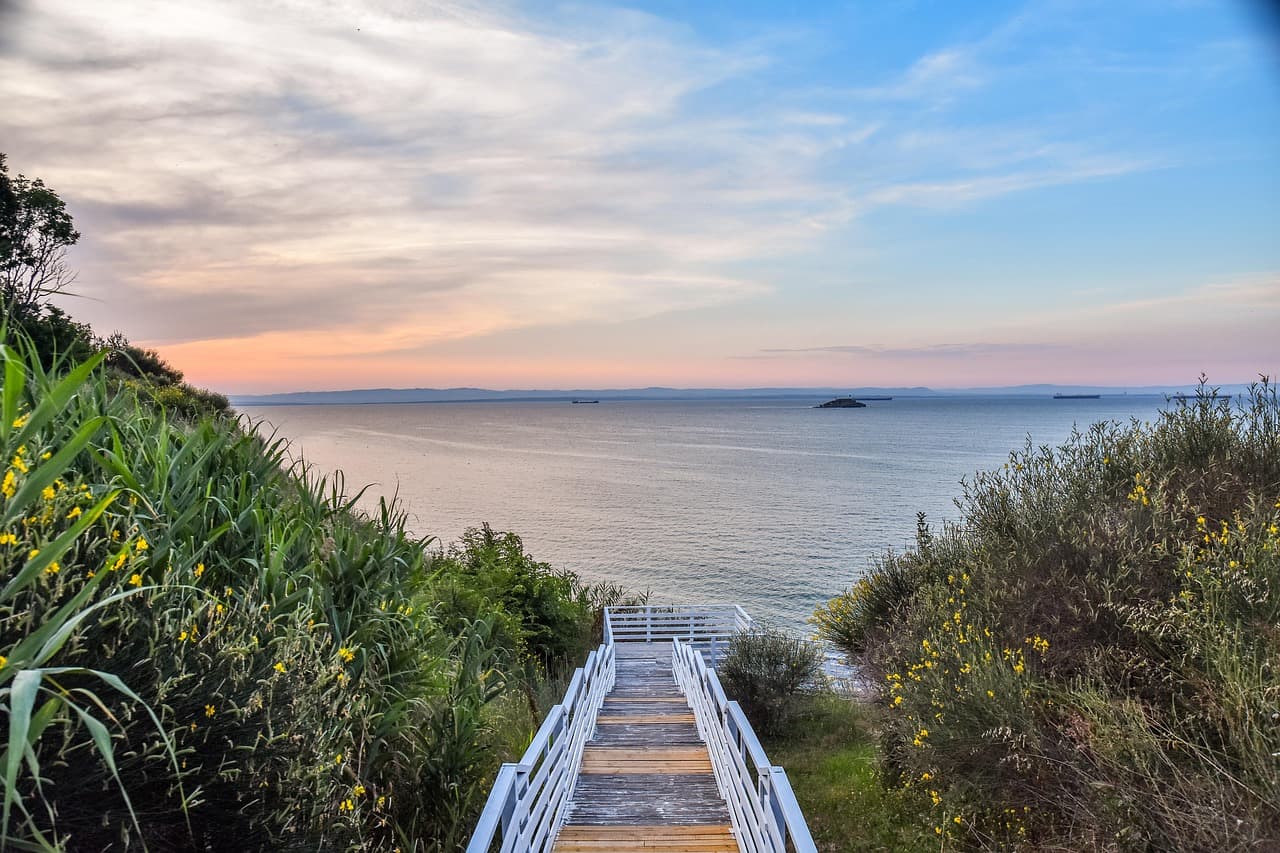 Unas escaleras frente a un paisaje con mar de nubes, en el chat de Jaumave