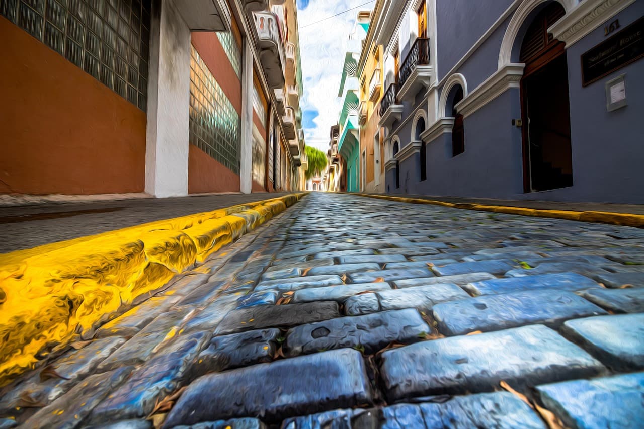 Calle con edificios coloridos, palmeras y cielo azul, en la sala de chat de San Martín