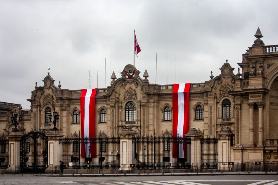 Un gran edificio con banderas rojas y blancas, en el chat de Putina