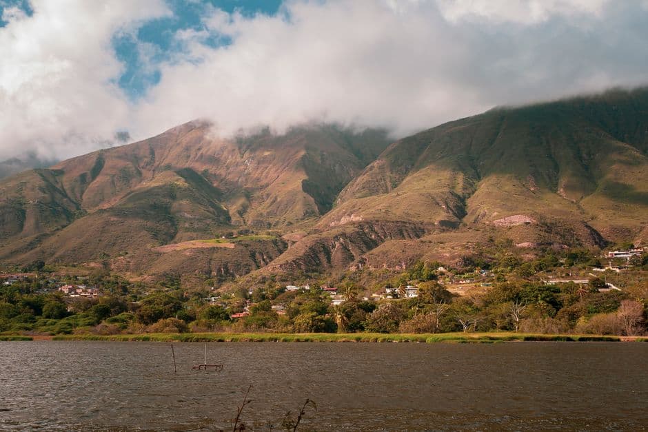 Humo sobre las cumbres de unas montañas junto a un lago, en el chat de El Tocuyo