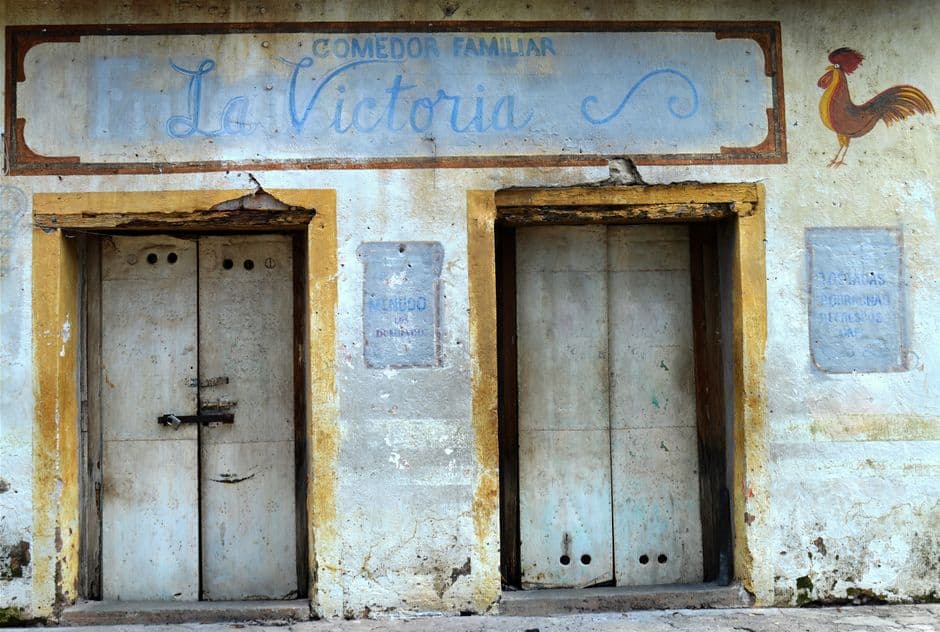 Puertas sucias de un edificio abandonado, en el chat de San Antonio de Oriente