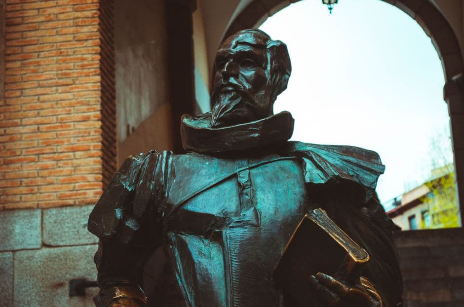 Primer plano de la estatua de un caballero, en el chat de Alonso de Alvarado
