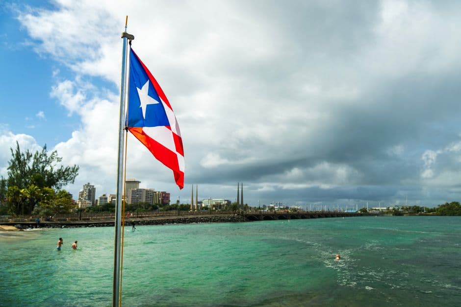 La bandera de Puerto Rico en la orilla, en el chat de Humacao