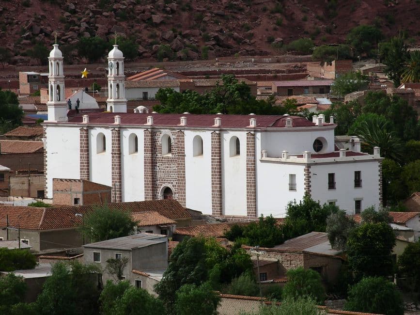 Vista aérea de una iglesia, en el chat de Camargo