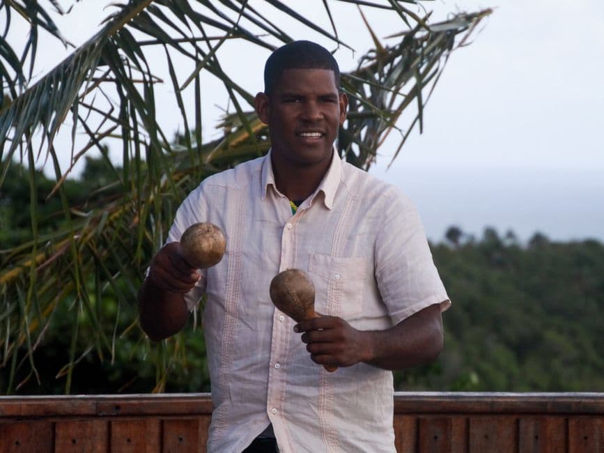 Un hombre tocando las maracas, en el chat de Castañuelas