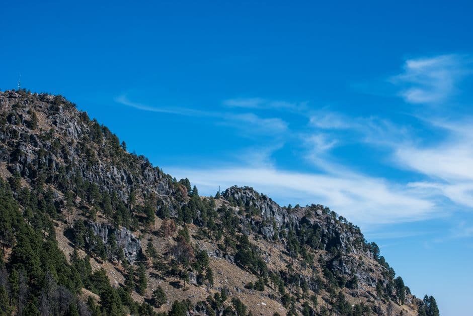 Árboles verdes en una montaña bajo un cielo azul, en el chat de Coquimatlán