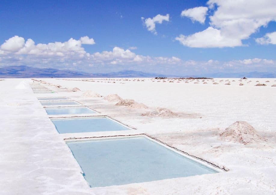 Estanques de sal en una llanura iluminada por el sol, en el chat de Salinas de Hidalgo