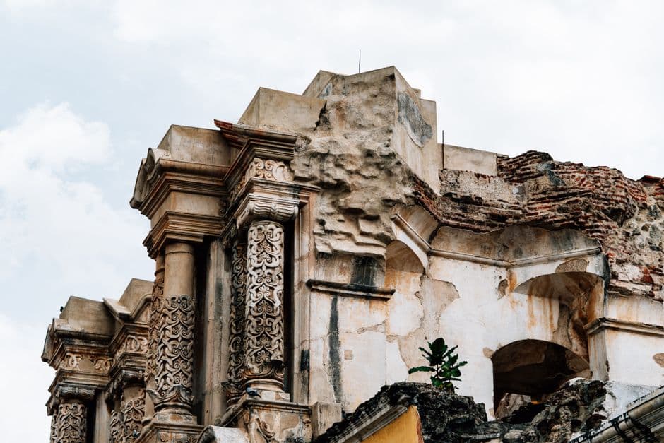 Ruinas antiguas de un templo colonial, en el chat de San Andrés Semetabaj